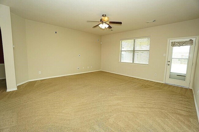 Foto del edificio - 4022 Regal Stone Ln