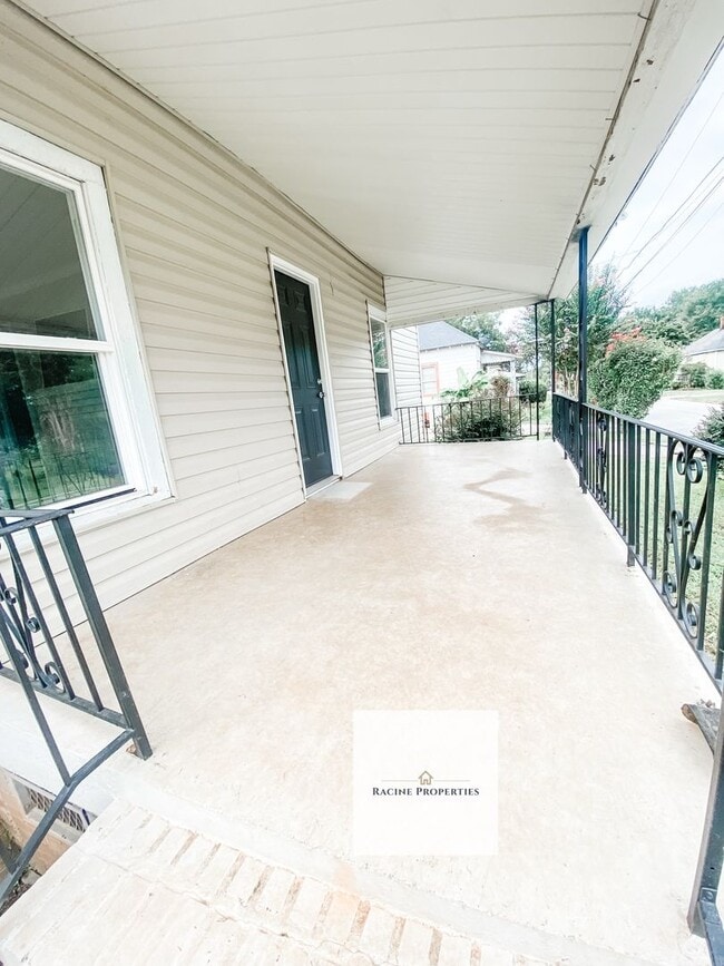 Building Photo - Newly Renovated Home in Laurens, SC