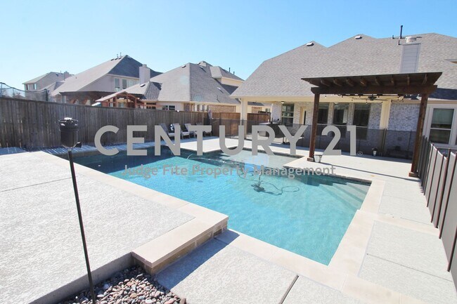 Foto del edificio - Executive 2-Story 5/4/2 with Sparkling In-Ground Pool in Mansfield!