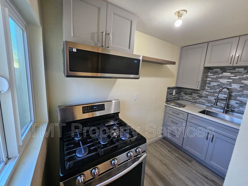 Foto principal - 1647 E 6th St