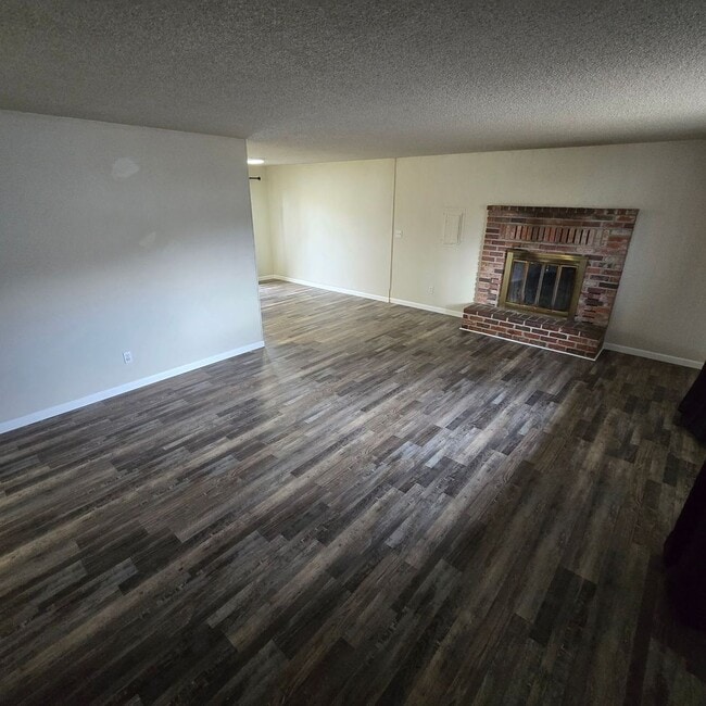 Building Photo - 1320 Summers Ln