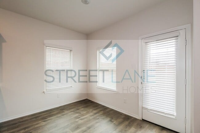 Building Photo - 800 Alton Dr