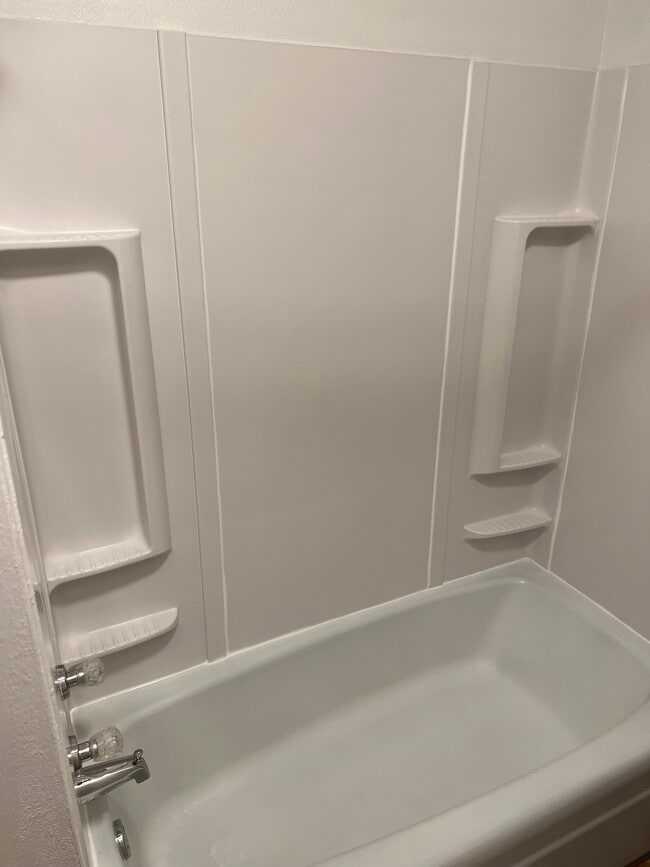 Building Photo - 1306 E Sylvan Ave