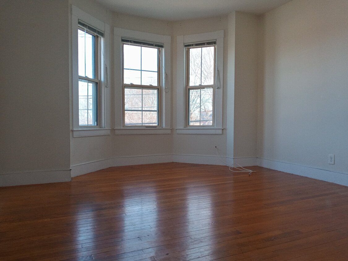 Primary Photo - 124 Bacon St