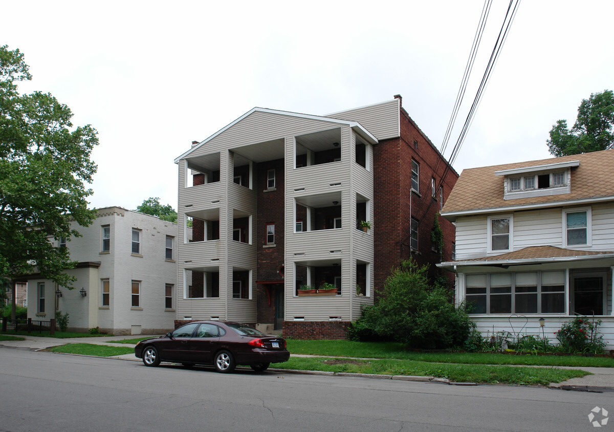 Building Photo - 318 W Grand River Ave