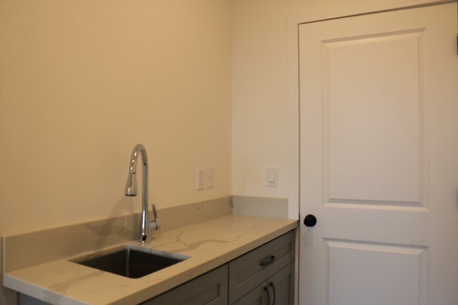 Building Photo - 1674 Palou Ave