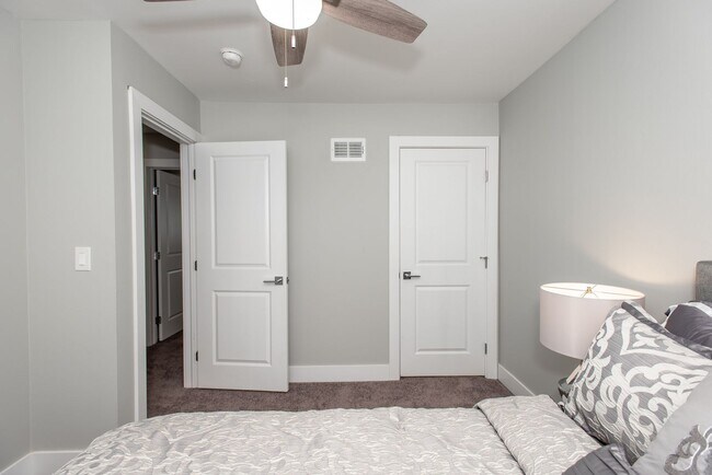 Building Photo - 2 BDRM MODERN TOWNHOME