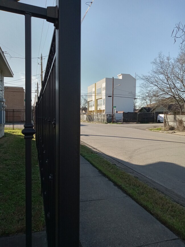 Gated - 1410 Quitman St
