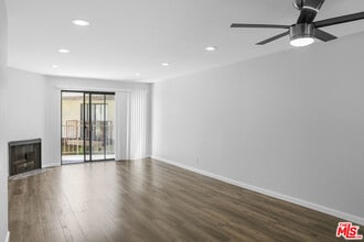 Building Photo - 620 W Hyde Park Blvd