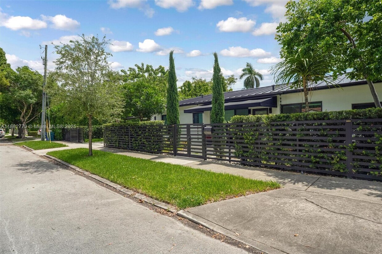Foto principal - 2484 SW 25th St