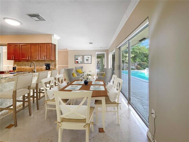 Building Photo - 4300 Bayview Dr