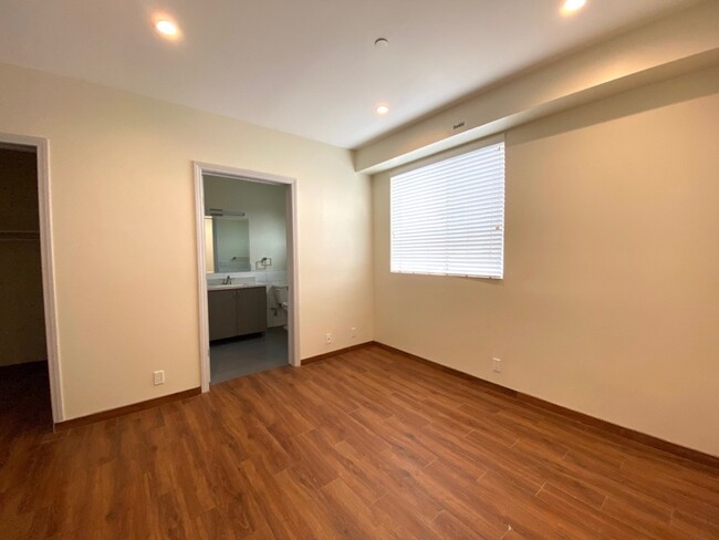 Foto del edificio - 953 Normandie Ave