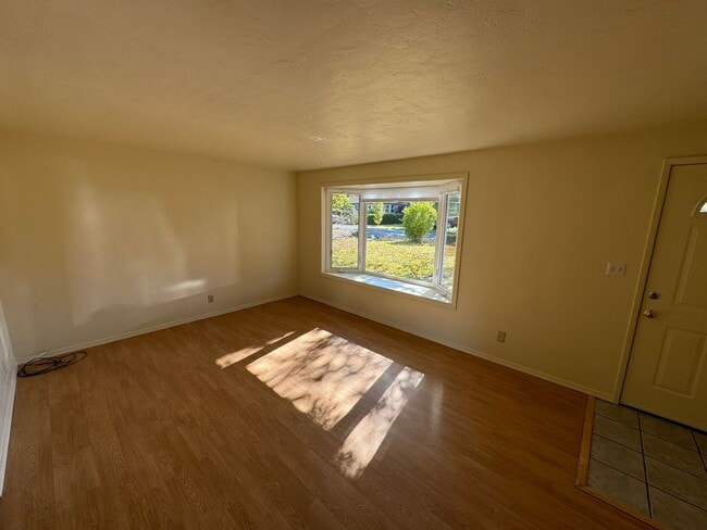 Building Photo - 3 Bedroom ~ 1 Bathroom House Located in SE...