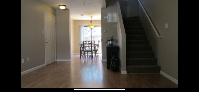 Building Photo - 8605 El Monte Ln NE