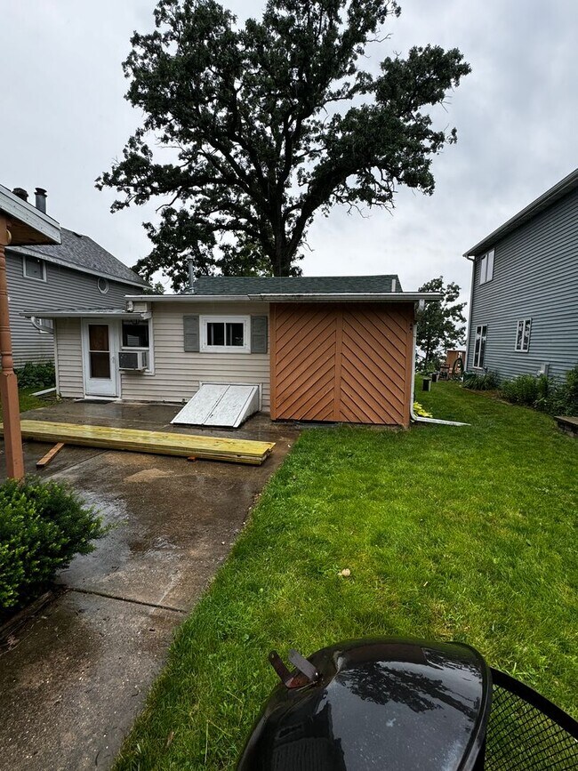 Building Photo - $925 - 2 Bed/1 Bath Lake Front Home