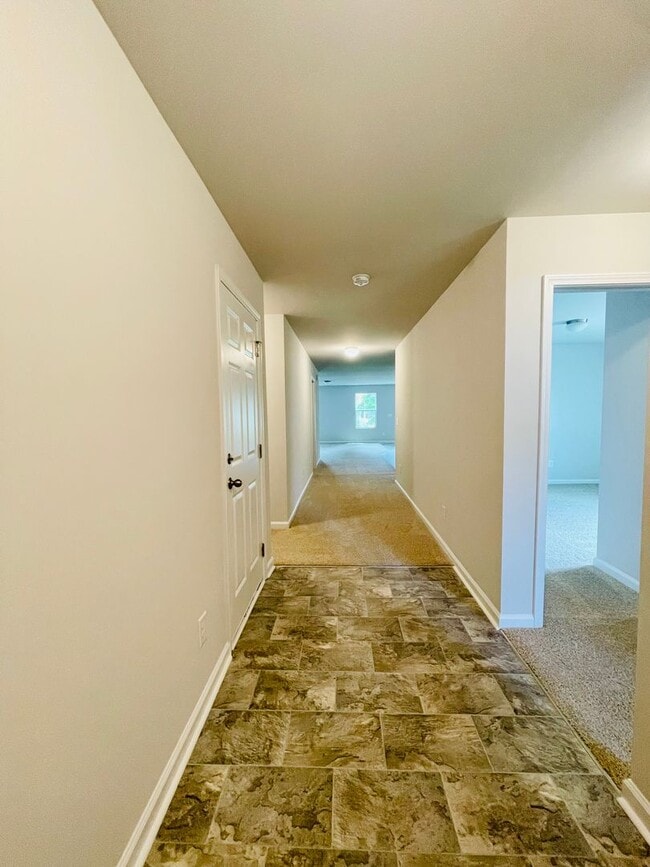 Building Photo - Gorgeous 4bed/3bath home w/ Fenced Yard in...