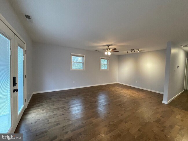 Building Photo - 231 Lake Caroline Dr