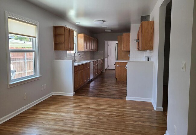Building Photo - 18154 Rayen St