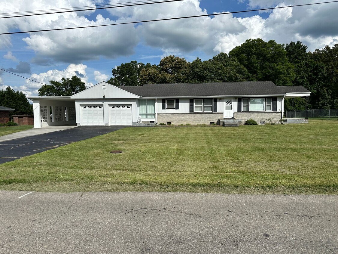 Foto principal - IMMACULATE ONE LEVEL HOME AVAILABLE IN SUR...