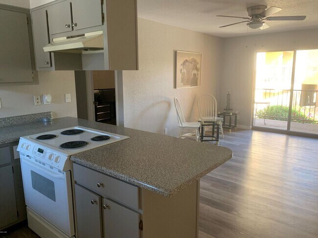 Foto del edificio - PENDING APP! Unfurnished Long Term Condo! Xanadu Condos!
