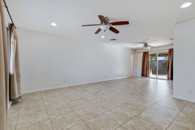 Foto del edificio - Spacious & Stylish 4/2 – Just  2 Miles fro...