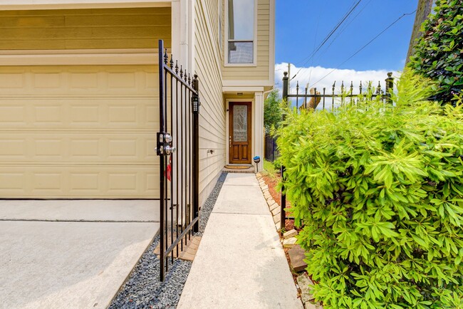 Building Photo - Townhome in EADO!