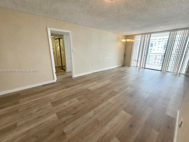 Foto del edificio - 18081 Biscayne Blvd