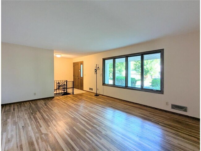 Foto del edificio - 6065 Oakwood Rd