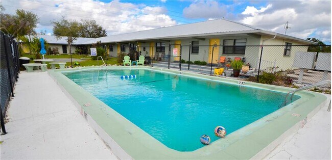 Foto del edificio - 2205 Knox McRae Dr