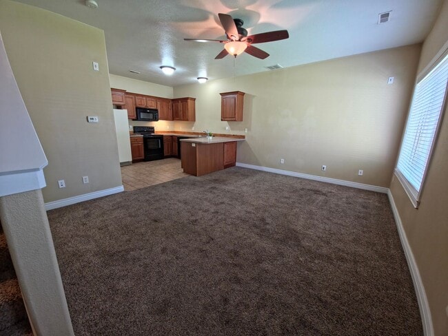 Building Photo - Beautiful 3 Bed, 2.5 bath Townhome with Attached 2 Car Garage in Rock Creek