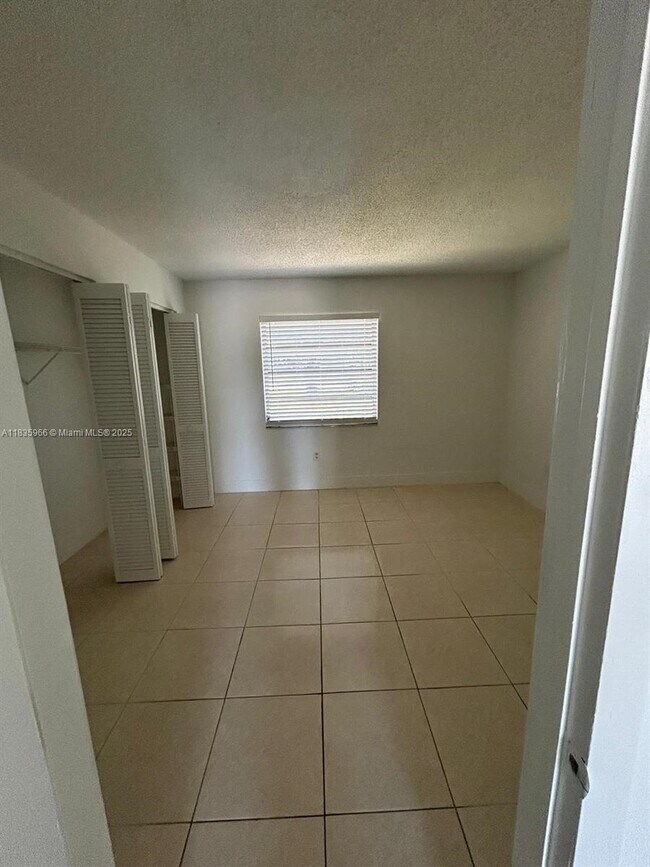 Foto del edificio - 2401 Van Buren St