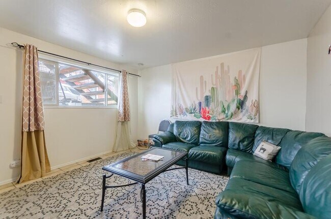 Building Photo - 571 E 500 N