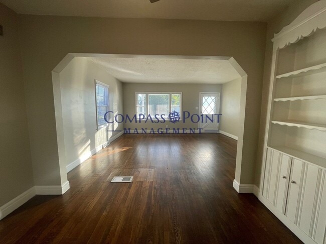 Building Photo - Spacious 3 bedroom and 1 bath house! FIRST MONTH RENT FREE!!