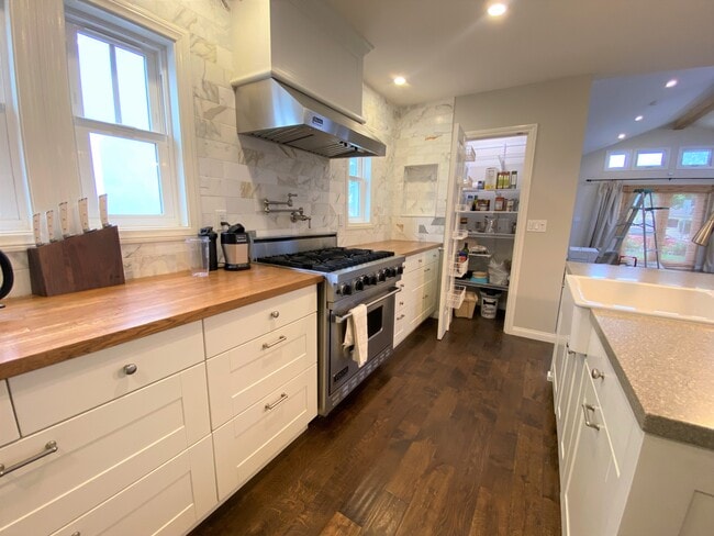 Building Photo - 1069 Avenue D