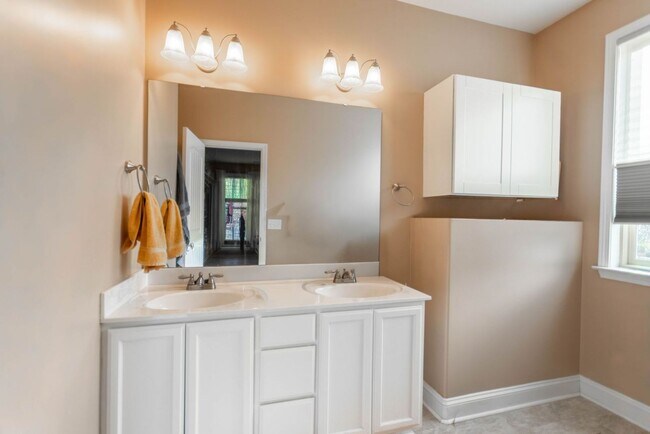 Foto del edificio - Fantastic Location & Price