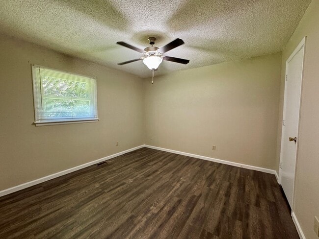 Building Photo - Move-in Ready!