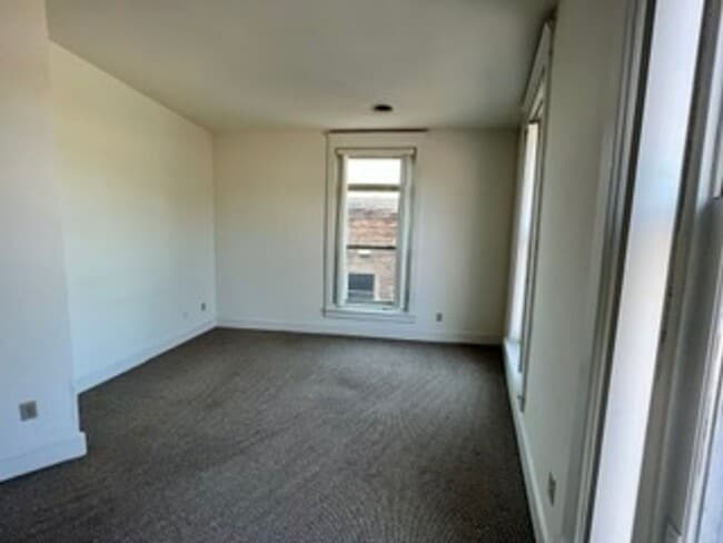 Building Photo - 1 Bedroom + Office Space in Emmaus