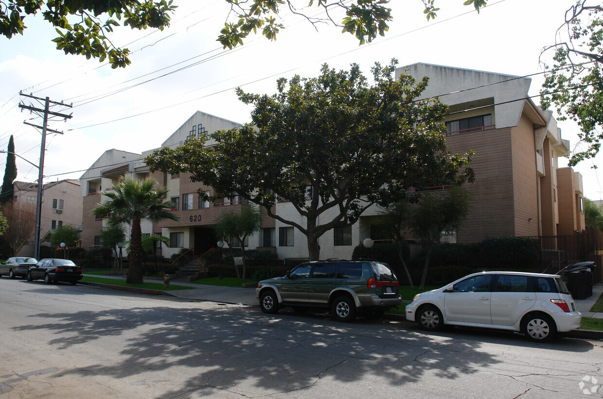 Building Photo - 620 E Elk Ave