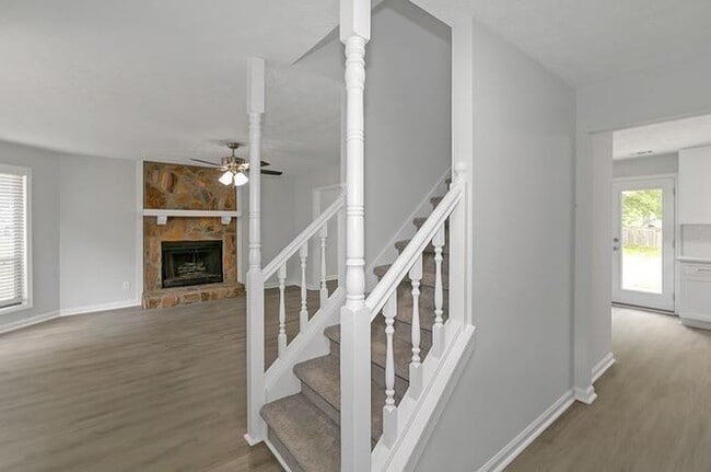 Building Photo - 1250 Della Way