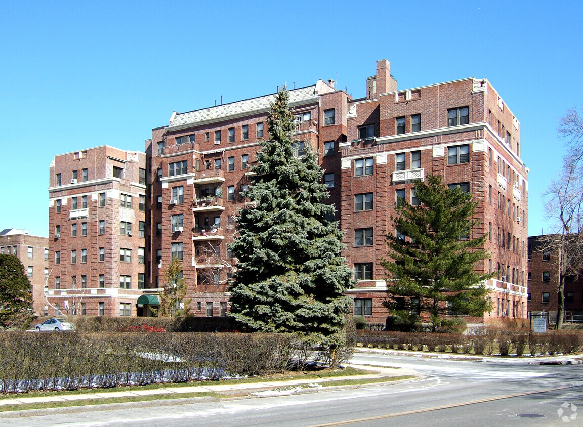 Vista desde el otro lado sudoeste de Pelham Road - Shore Road Plaza