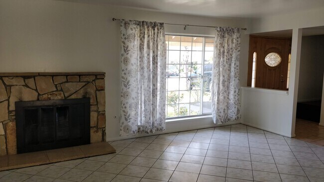 Building Photo - 355 Highlander Dr