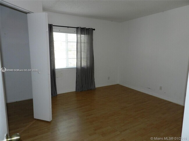 Foto del edificio - 2167 Madeira Dr
