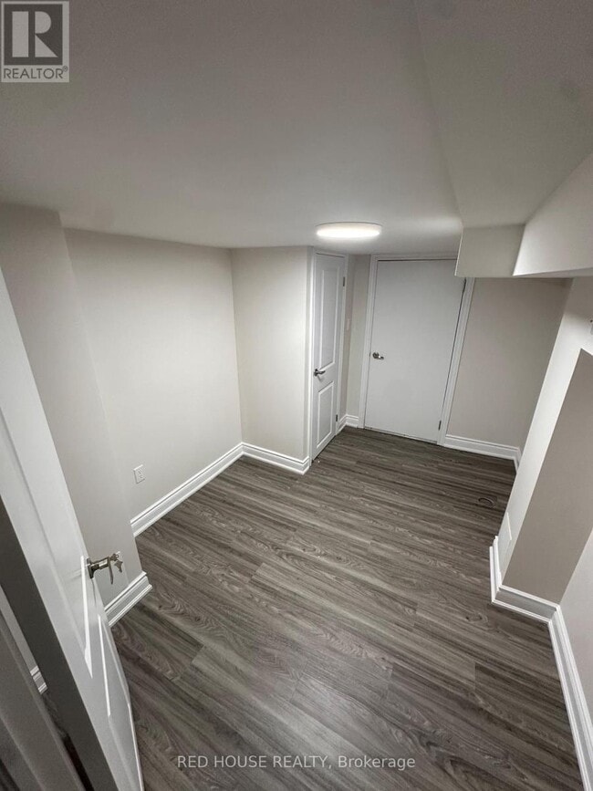 Building Photo - 1418 Wellwood Terrace