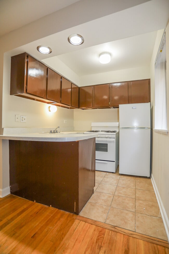 Building Photo - 5847 N Kenmore Ave