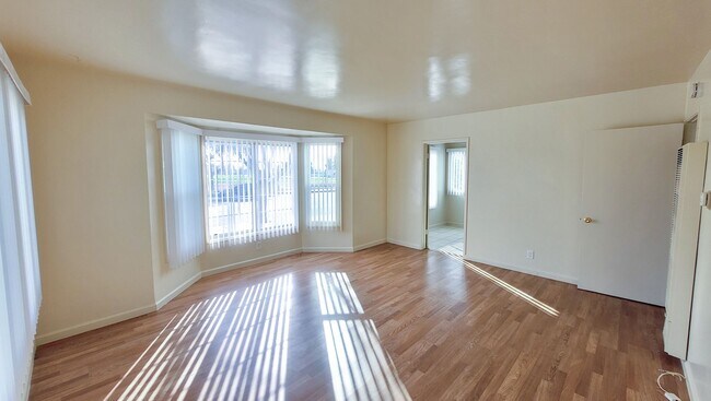 Building Photo - m12307