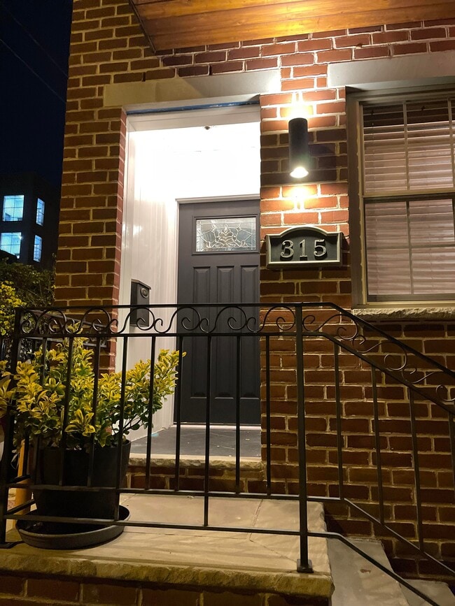 Building Photo - 315 W George St