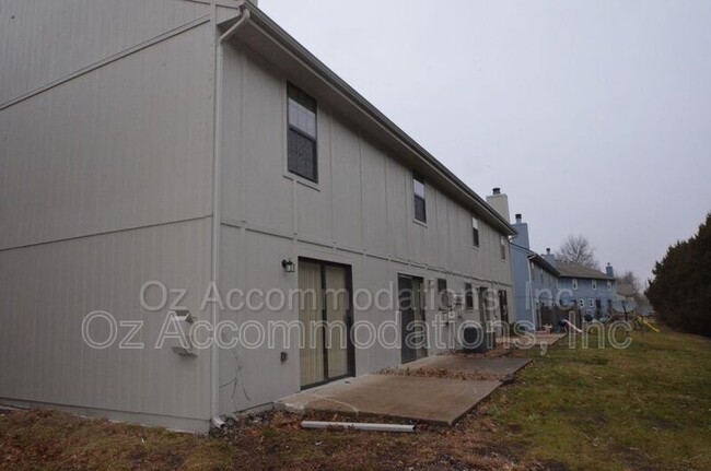 Building Photo - 311 NE Timbercreek Dr
