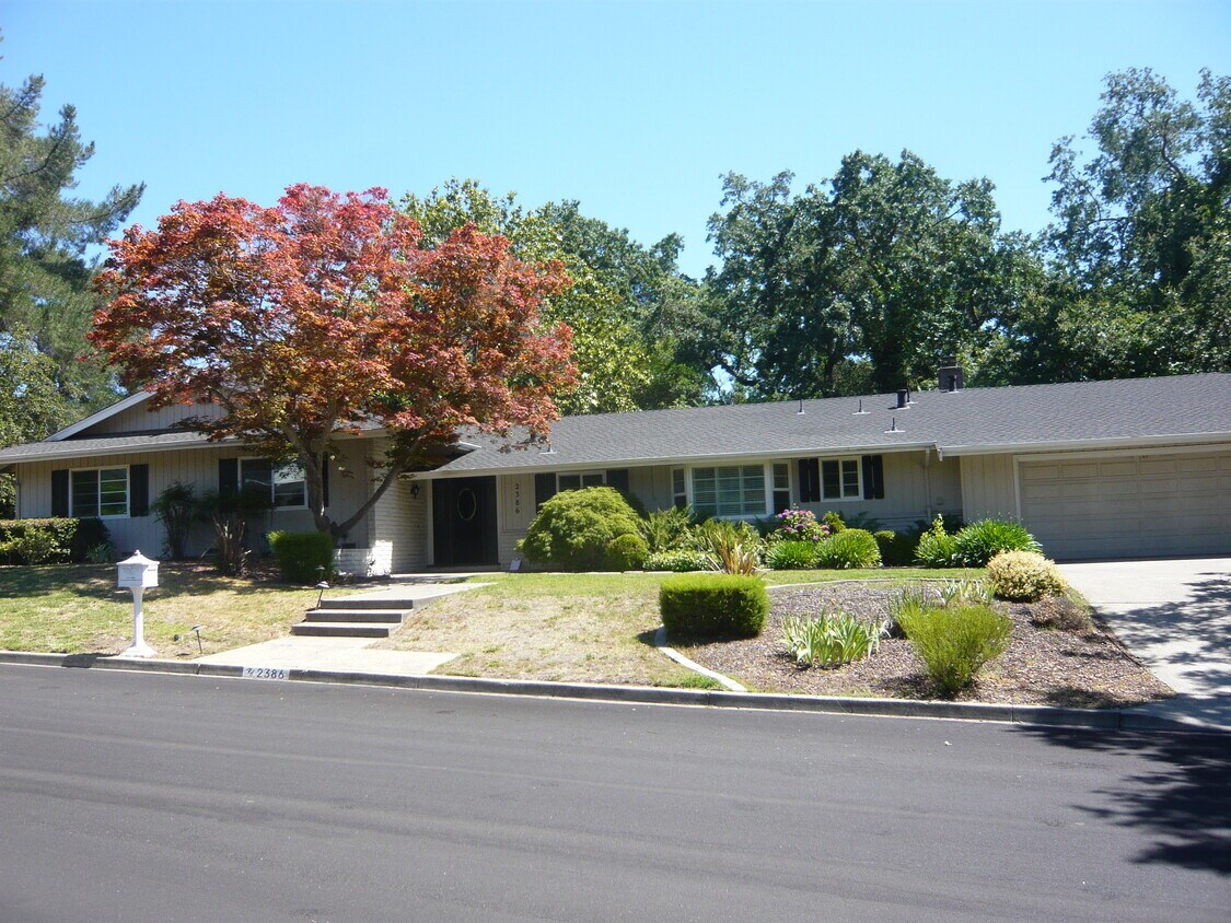 Primary Photo - 2386 Roundhill Dr