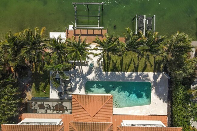 Building Photo - Exclusive Bird Key Waterfront Estate – 5BR Luxury Annual Rental