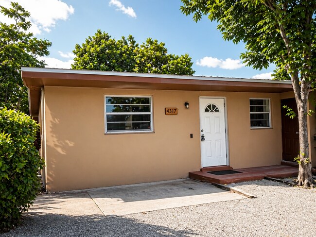 Foto del edificio - 4317-4317 Cocoanut Rd